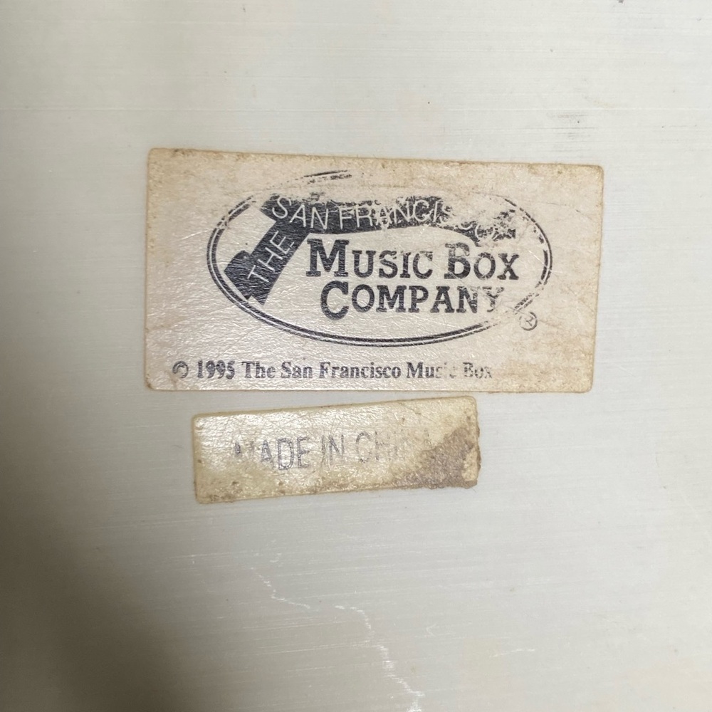 1995 Music Box w/ Roses - Picture 6 of 7